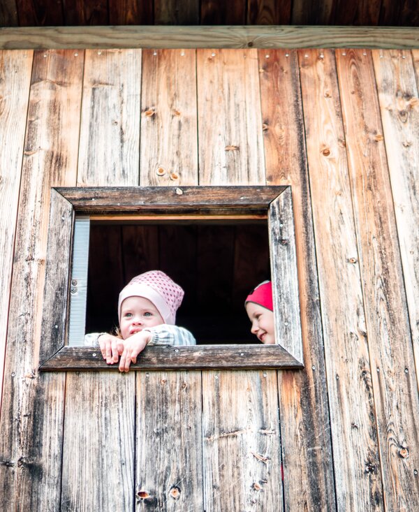 Zwei Mädchen im Holz-Spielturm  | © Urlaub am Bauernhof / Daniel Gollner