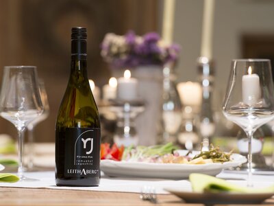 gedeckter Tisch mit Weinflasche | © Urlaub am Bauernhof Österreich / Jagschitz gedeckter Tisch mit Weinflasche und Gläsern | © Urlaub am Bauernhof Österreich / Jagschitz
