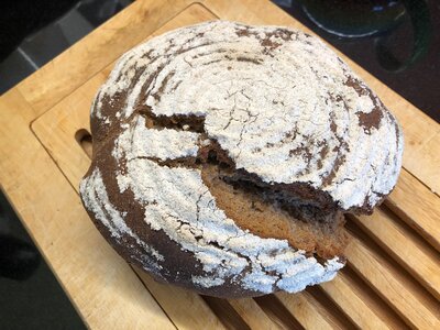 Sauerteigbrot ganz | © Bettina Schmidt / Urlaub am Bauernhof Frisch gebackenes Sauerteigbrot auf Brett | © Bettina Schmidt / Urlaub am Bauernhof