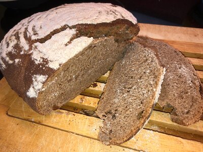 Sauerteigbrot frisch gebacken | © Bettina Schmidt / Urlaub am Bauernhof Sauerteigbrot frisch und aufgeschnitten | © Bettina Schmidt / Urlaub am Bauernhof