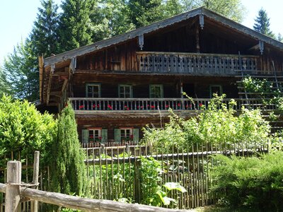 Lohnergütl Aussenansicht | © Urlaub am Bauernhof Österreich / Markus Lackinger Lohnergütl Aussenansicht durch den Bauerngarten | © Urlaub am Bauernhof Österreich / Markus Lackinger