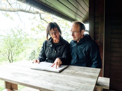 Ernst und Doris Winkler vom Traubengarten am Tisch | © Urlaub am Bauernhof / Daniel Gollner Ernst und Doris Winkler vom Traubengarten am Tisch | © Urlaub am Bauernhof / Daniel Gollner