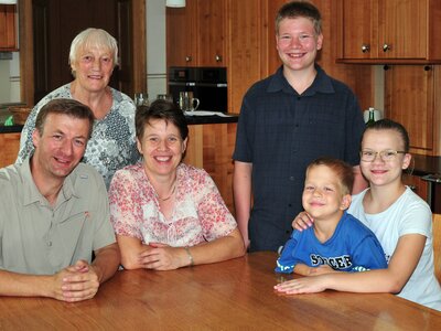 Familie Huber vom Waldbothgut | © Urlaub am Bauernhof Österreich / Huber - Waldbothgut Familie Huber vom Waldbothgut in der Stube | © Urlaub am Bauernhof Österreich / Huber - Waldbothgut