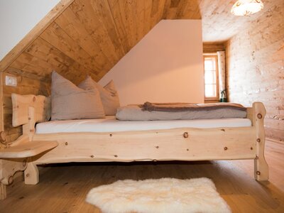 Zirbenbett im Baumgartnerhaus | © Urlaub am Bauernhof / Baumgartnerhaus Zirbenbett im Baumgartnerhaus in der Steiermark | © Urlaub am Bauernhof / Baumgartnerhaus