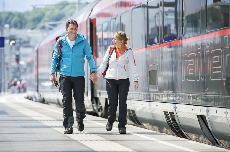Paar reist mit dem Zug zum Wanderurlaub an | © ÖBB / Harald Eisenberger