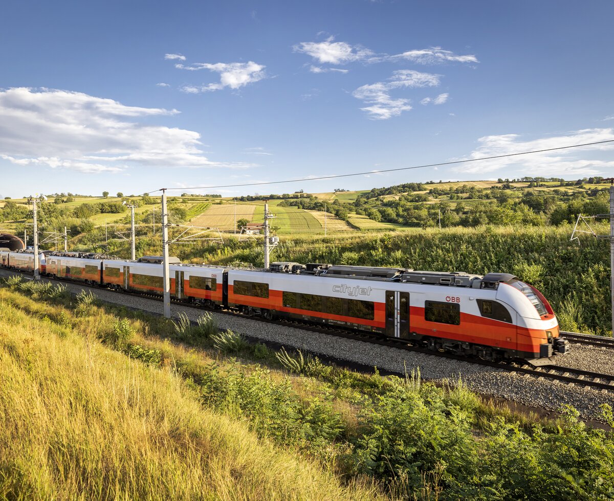 Auf der Fahrt durch Österreichs schönste Landschaften | © ÖBB / Harald Eisenberger Zug fährt durch wunderschöne Landschaft | © ÖBB / Harald Eisenberger