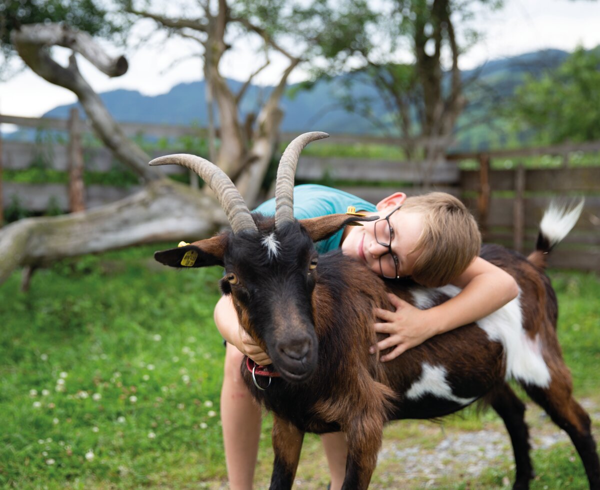 Bub mit Ziege | © Urlaub am Bauernhof / Punkt und Komma Bub mit Ziege | © Urlaub am Bauernhof / Punkt und Komma