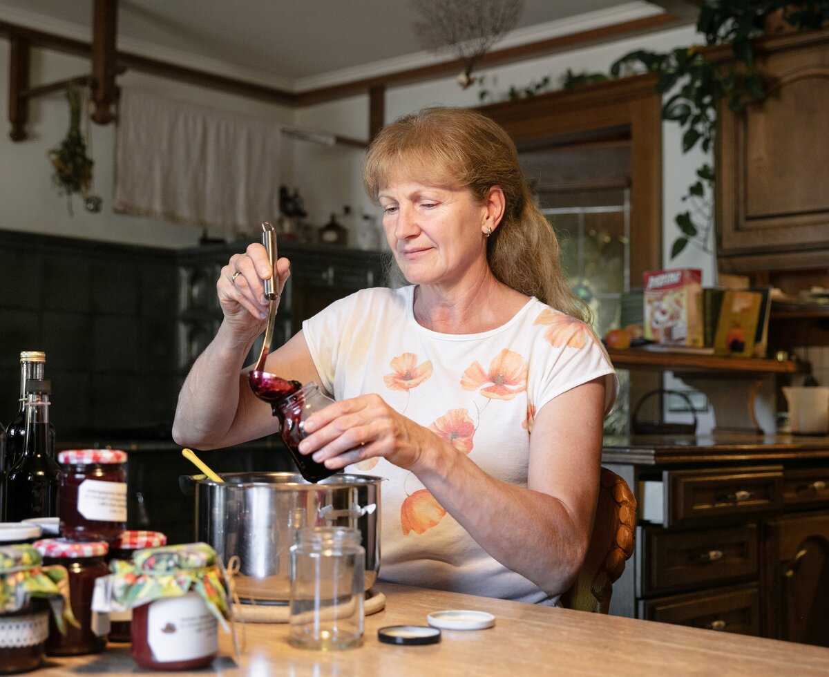 Marmelade kochen | © Urlaub am Bauernhof / Punkt und Komma Bäuerin beim Marmelade kochen | © Urlaub am Bauernhof / Punkt und Komma