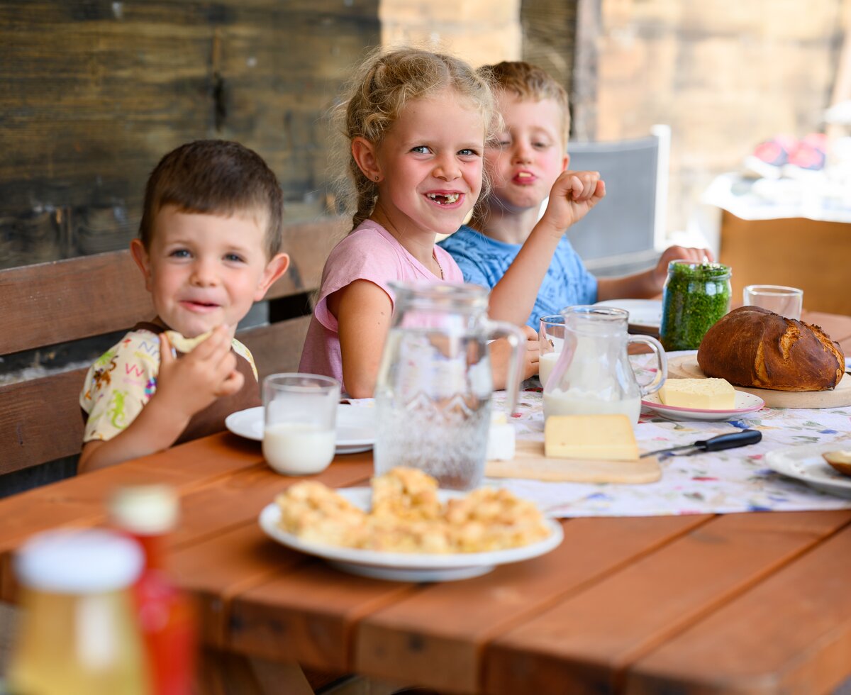 Kinder essen eine Jause | © Urlaub am Bauernhof / Punkt und Komma