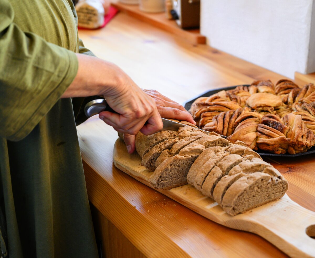 Brot schneiden | © Urlaub am Bauernhof / Punkt und Komma Brot schneiden | © Urlaub am Bauernhof / Punkt und Komma