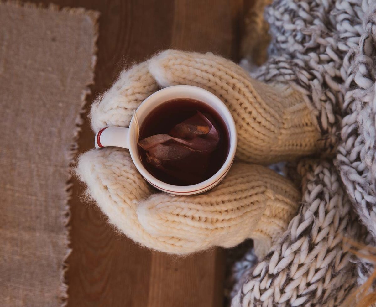 Tasse Tee | © Urlaub am Bauernhof / Pascal Baronit Frau wärmt sich an einer Tasse Tee | © Urlaub am Bauernhof / Pascal Baronit