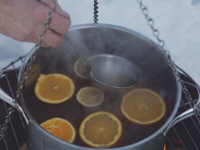 Dampfender Topf mit Punsch | © Urlaub am Bauernhof / Pascal Baronit Dampfender Topf mit Punsch und Orangen | © Urlaub am Bauernhof / Pascal Baronit