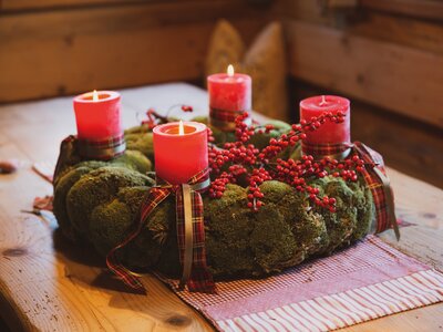 Adventkranz mit drei brennenden Kerzen | © Urlaub am Bauernhof / Pascal Baronit Adventkranz mit drei brennenden Kerzen in einer Bauernstube | © Urlaub am Bauernhof / Pascal Baronit