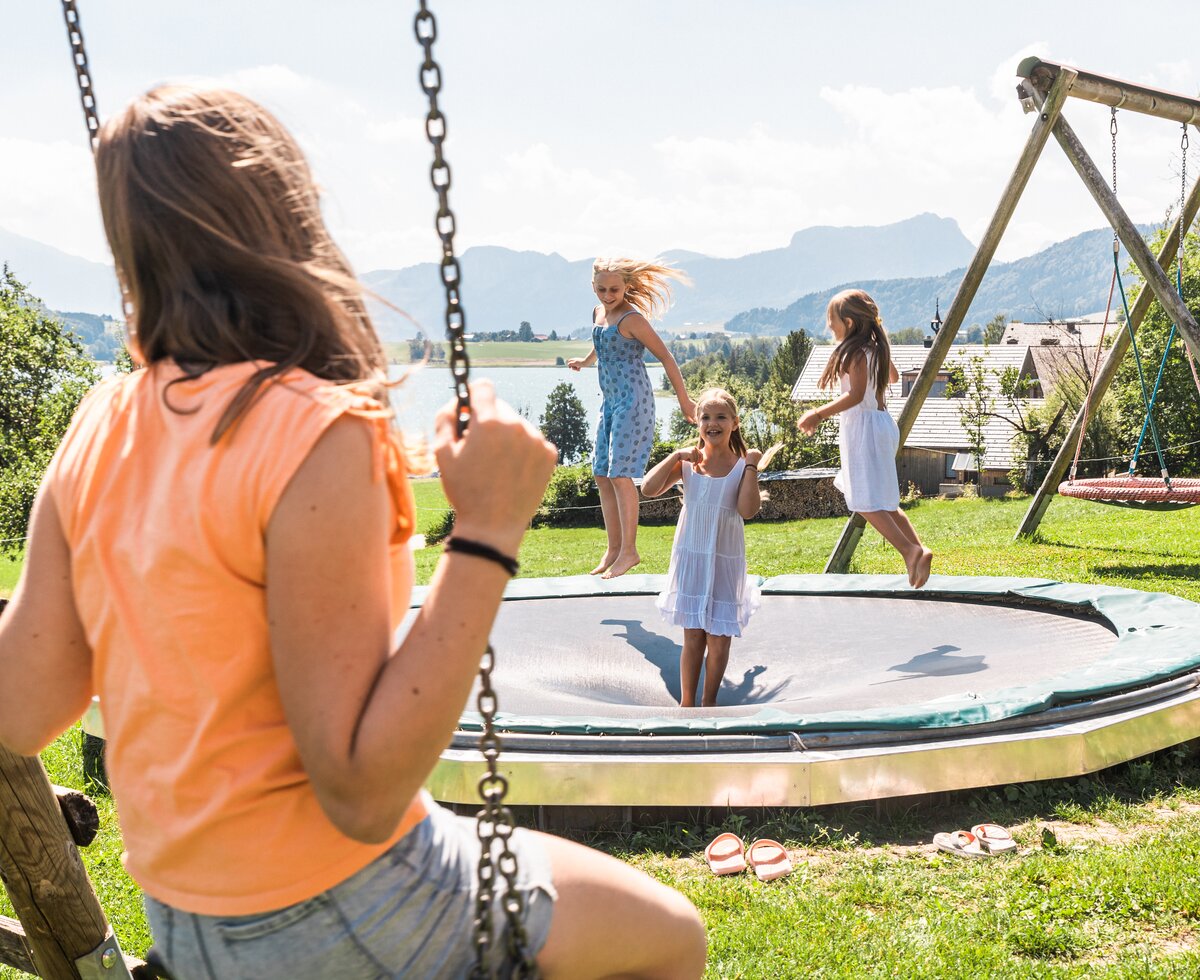 Kinder am Spielplatz | © Urlaub am Bauernhof / Punkt und Komma Kinder springen am Trampolin auf dem Spielplatz | © Urlaub am Bauernhof / Punkt und Komma