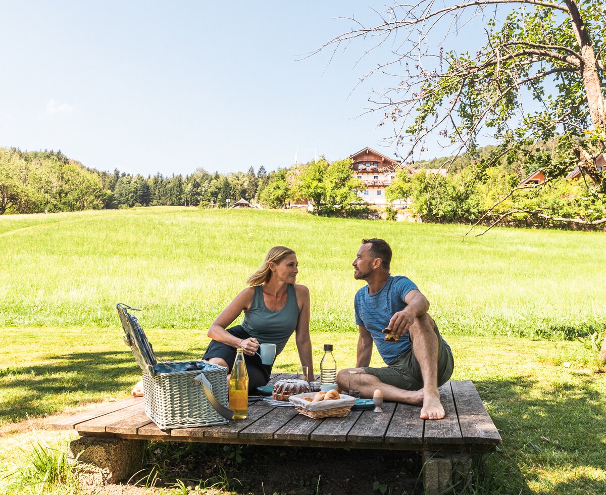 Paar beim Picknick | © Urlaub am Bauernhof / Punkt und Komma Ein Paar macht ein Picknick im Garten | © Urlaub am Bauernhof / Punkt und Komma