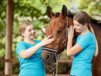 2 Mädchen mit Pferd | © Urlaub am Bauernhof Österreich / Andreas Hofer 2 Mädchen halten ein Pferd am Pferdehof Stockner auf der Teichalm in der Steiermark | © Urlaub am Bauernhof Österreich / Andreas Hofer