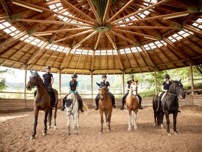 Reiterinnen in der Reithalle | © Urlaub am Bauernhof Österreich / Andreas Hofer Reiterinnen in der Reithalle am Pferdehof Stockner auf der Teichalm | © Urlaub am Bauernhof Österreich / Andreas Hofer