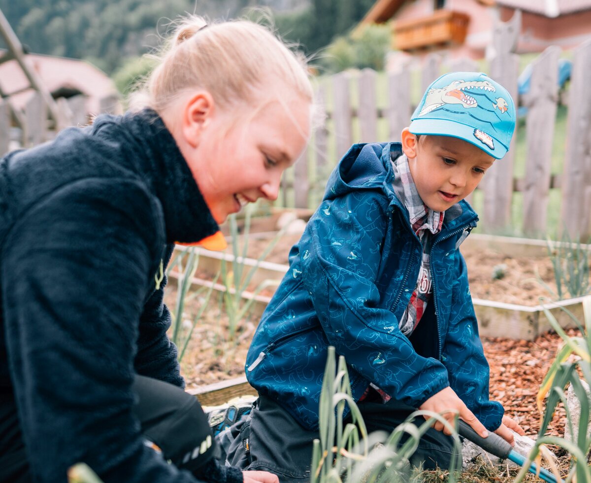 Two children help in the garden | © Farmholidays in SalzburgerLand / Daniel Gollner Two children are allowed to help in the garden at the Bio Archehof Eislbauer. | © Farmholidays in SalzburgerLand / Daniel Gollner