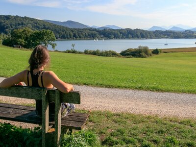 Frau sitzt auf einer Bank und genießt den Seeblick. | © Urlaub am Bauernhof im SalzburgerLand / www.travelpins.at Frau sitzt auf einer Bank und genießt den Seeblick. | © Urlaub am Bauernhof im SalzburgerLand / www.travelpins.at