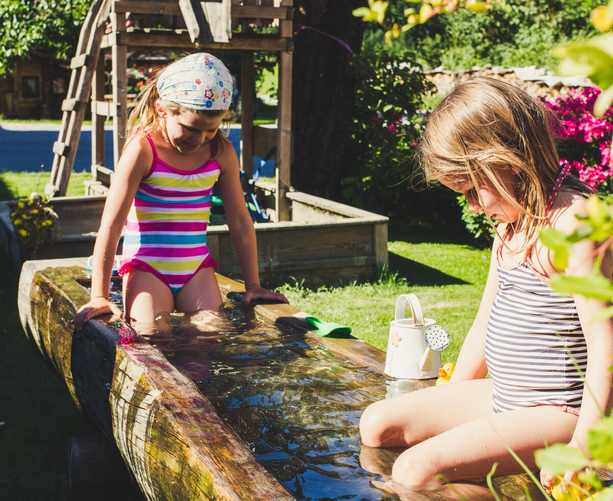 Mädchen spielen im Brunnen, Sommer, Ferienbauernhof Arnoldgut in Radstadt, Salzburger Sportwelt | © Urlaub am Bauernhof Salzburger Land / Matthias Gruber Mädchen spielen im Brunnen, Sommer, Ferienbauernhof Arnoldgut in Radstadt, Salzburger Sportwelt | © Urlaub am Bauernhof Salzburger Land / Matthias Gruber