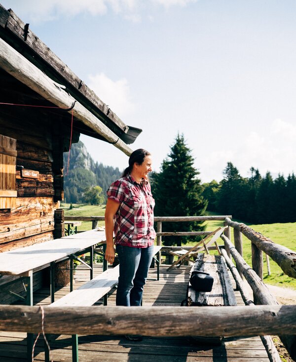 Monika Vitzthum auf der Terrasse ihrer Almhütte | © Urlaub am Bauernhof im SalzburgerLand / Daniel Gollner