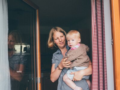 Bäuerin Kathrin Röck hält ihr Baby am Arm | © Urlaub am Bauernhof im SalzburgerLand / Daniel Gollner Bäuerin Kathrin Röck vom Grußberggut in Bad Hofgastein hält ihr Baby am Arm | © Urlaub am Bauernhof im SalzburgerLand / Daniel Gollner