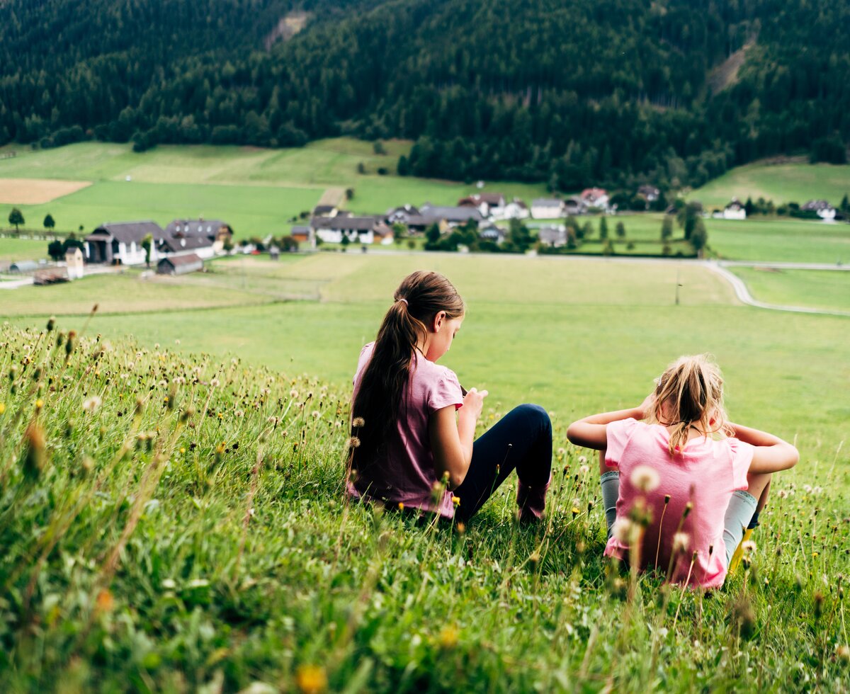 Zwei Mädchen sitzen in der Wiese | © Urlaub am Bauernhof im SalzburgerLand / Daniel Gollner Zwei Mädchen sitzen in der Wiese | © Urlaub am Bauernhof im SalzburgerLand / Daniel Gollner