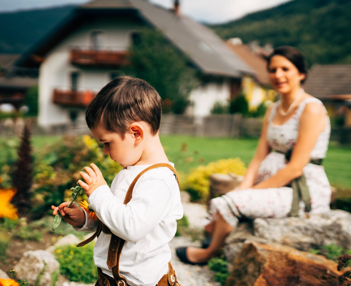 Bub spielt im Kräutergarten | © Urlaub am Bauernhof im SalzburgerLand / Daniel Gollner Bub spielt unter der Aussicht seiner Mutter im Kräutergarten. | © Urlaub am Bauernhof im SalzburgerLand / Daniel Gollner