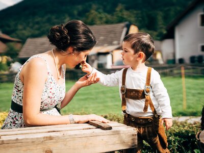 Mutter und Sohn im Kräutergarten | © Urlaub am Bauernhof im SalzburgerLand / Daniel Gollner Ein kleiner Bub lässt seine Mutter an Kräutern riechen. | © Urlaub am Bauernhof im SalzburgerLand / Daniel Gollner