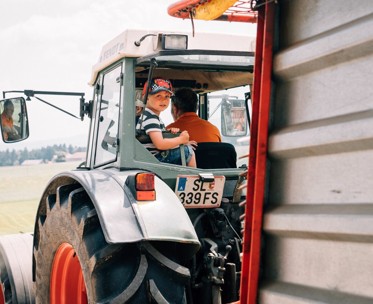 Am Traktor mitfahren | © Urlaub am Bauernhof im SalzburgerLand / Daniel Gollner Bub darf mit dem Bauern am Traktor mitfahren. | © Urlaub am Bauernhof im SalzburgerLand / Daniel Gollner