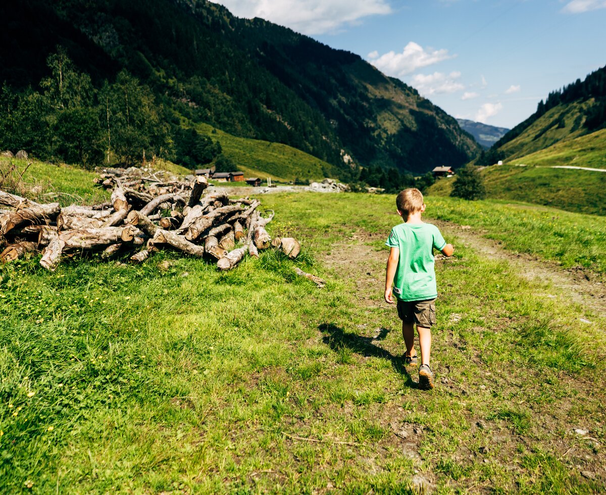 Bub läuft über die Alm | © Urlaub am Bauernhof im SalzburgerLand / Daniel Gollner Bub läuft über die Alm. | © Urlaub am Bauernhof im SalzburgerLand / Daniel Gollner