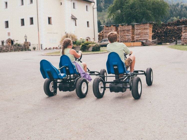 Kinder mit Gokarts am Schloss Saalhof, Maishofen, Salzburger Saalachtal | © Urlaub am Bauernhof Salzburger Land / Daniel Gollner