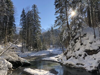 Verschneiter Bach | © Margret Appesbacher Der tief verschneite Zinkenbach in Abersee | © Margret Appesbacher