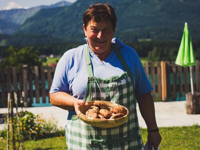 Frisch gebackene Weckerl | © Urlaub am Bauernhof im SalzburgerLand / Matthias Gruber Gastgeberin Karin Pöllmann vom Stallerbauer in Ried am Wolfgangsee serviert frisch gebackene Weckerl. | © Urlaub am Bauernhof im SalzburgerLand / Matthias Gruber