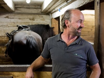 Robert Herzgsell im Pferdestall, Zauchtalerhof, Salzburger Land | © Fräulein Flora / Matthias Gruber Robert Herzgsell im Pferdestall, Zauchtalerhof, Salzburger Land | © Fräulein Flora / Matthias Gruber