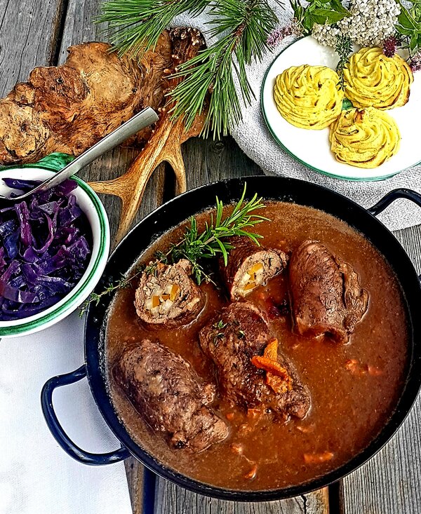 Wildrouladen mit Blaukraut und Princesskartoffeln, Rehrouladen, Windhofgut Annaberg, Salzburger Land | © Windhofgut / Andrea Schilchegger