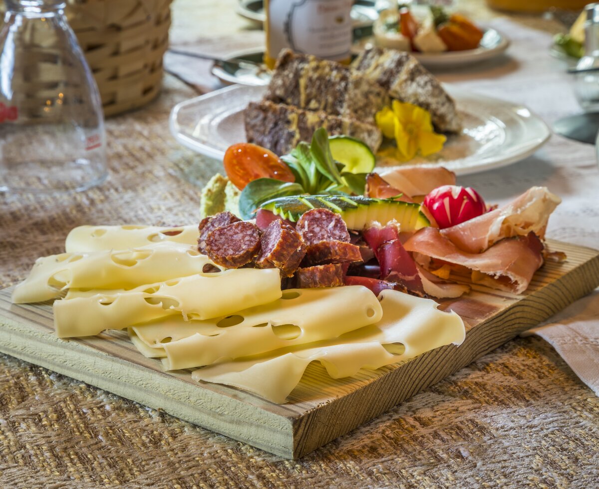 Frühstück herzhaft am Zittrauerhof in Gastein, Salzburger Land | © Urlaub am Bauernhof / Bernd Suppan Frühstückstisch mit Brett, Wurst und Käse, Kuchen, Gemüse, Zittrauerhof in Gastein, Salzburger Land | © Urlaub am Bauernhof / Bernd Suppan
