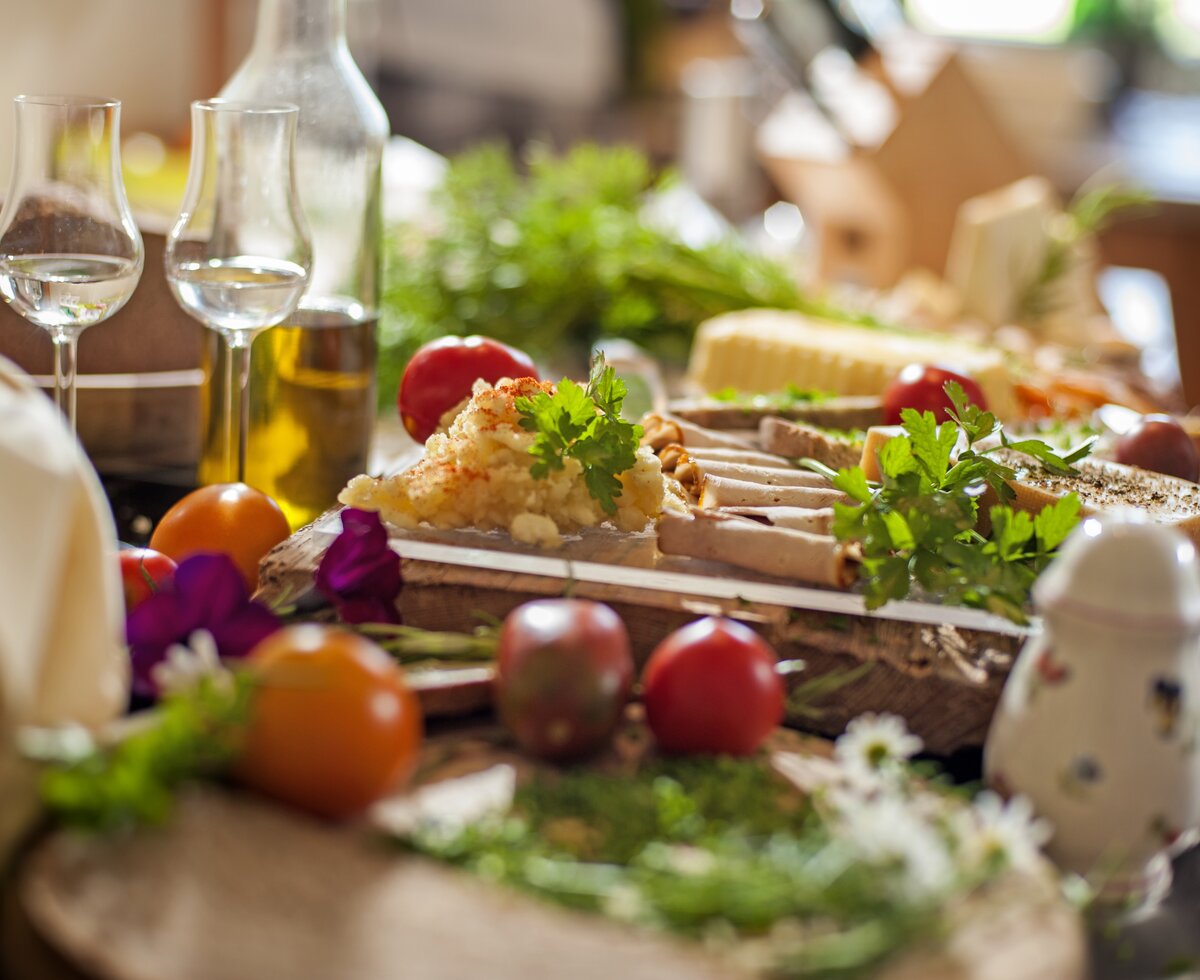 Zubereitete Jause mit regionalen Produkten vom Hof | © Urlaub am Bauernhof / punkt&komma Zubereitete Jause mit regionalen Produkten vom Hof, Wurst, Käse, Gemüse, Schnaps | © Urlaub am Bauernhof / punkt&komma