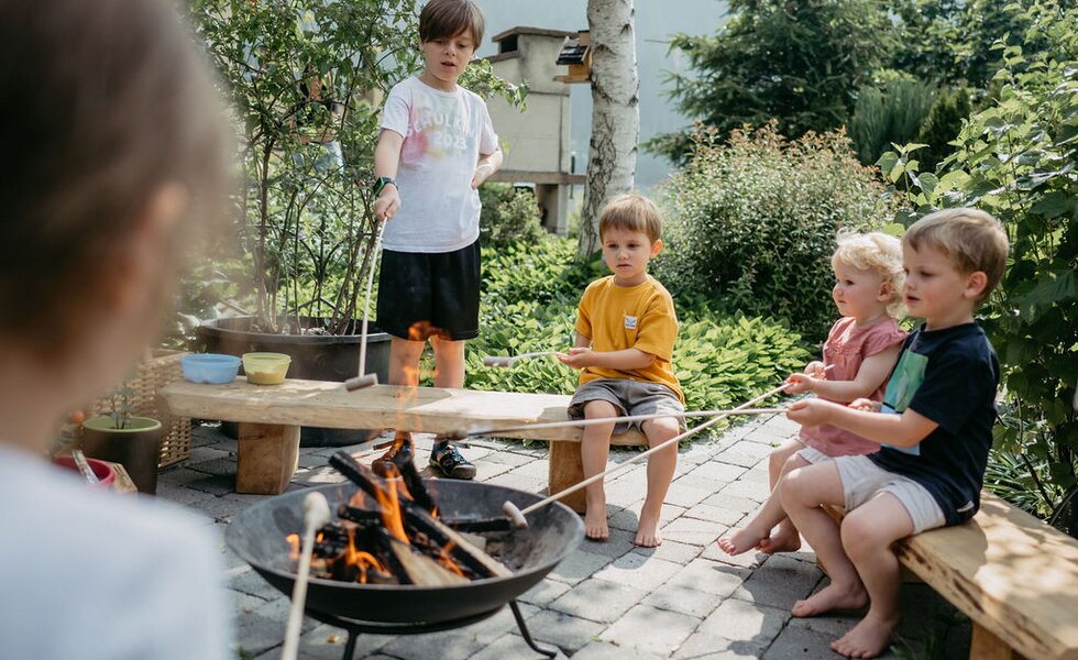 Kinder beim Lagerfeuer und Stockbrot | © Urlaub am Bauernhof/ Nadja Jabli