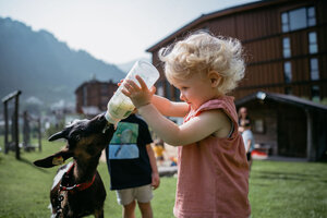 Maedchen fuettert Ziege mit Flasche | © Urlaub am Bauernhof/ Nadja Jabli