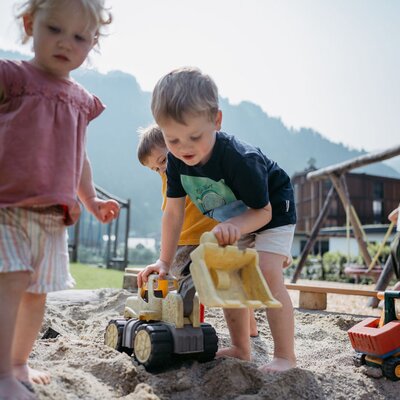 Kinder spielen in der Sandkiste | © Urlaub am Bauernhof/ Nadja Jabli