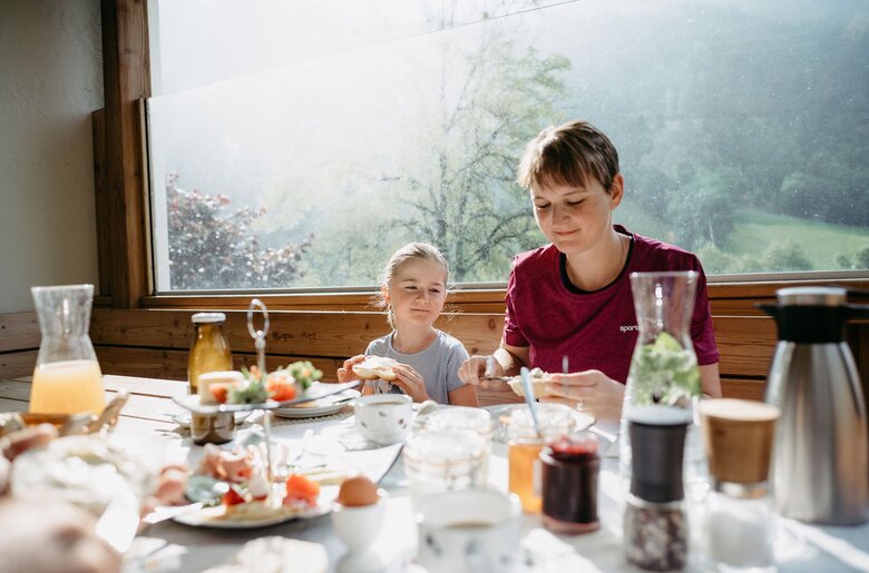 Mutter mit Tochter beim Frühstück | © Urlaub am Bauernhof / Nadia Jabil
