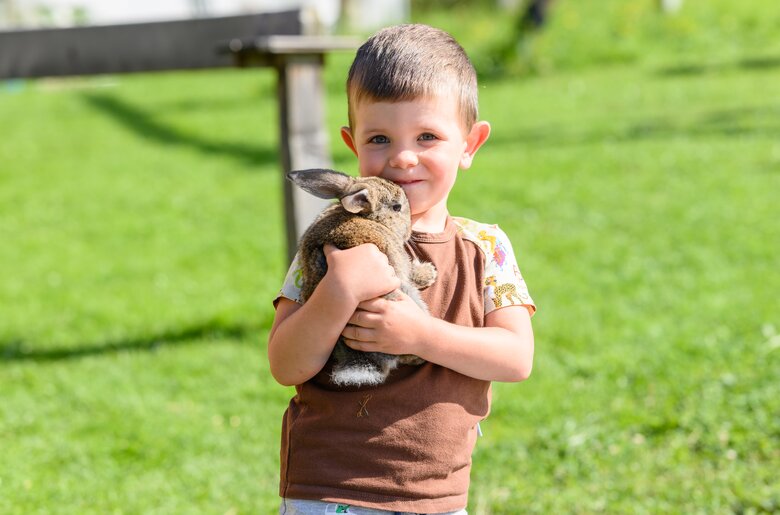 Bub mit Hase | © Urlaub am Bauernhof / Punkt & Komma