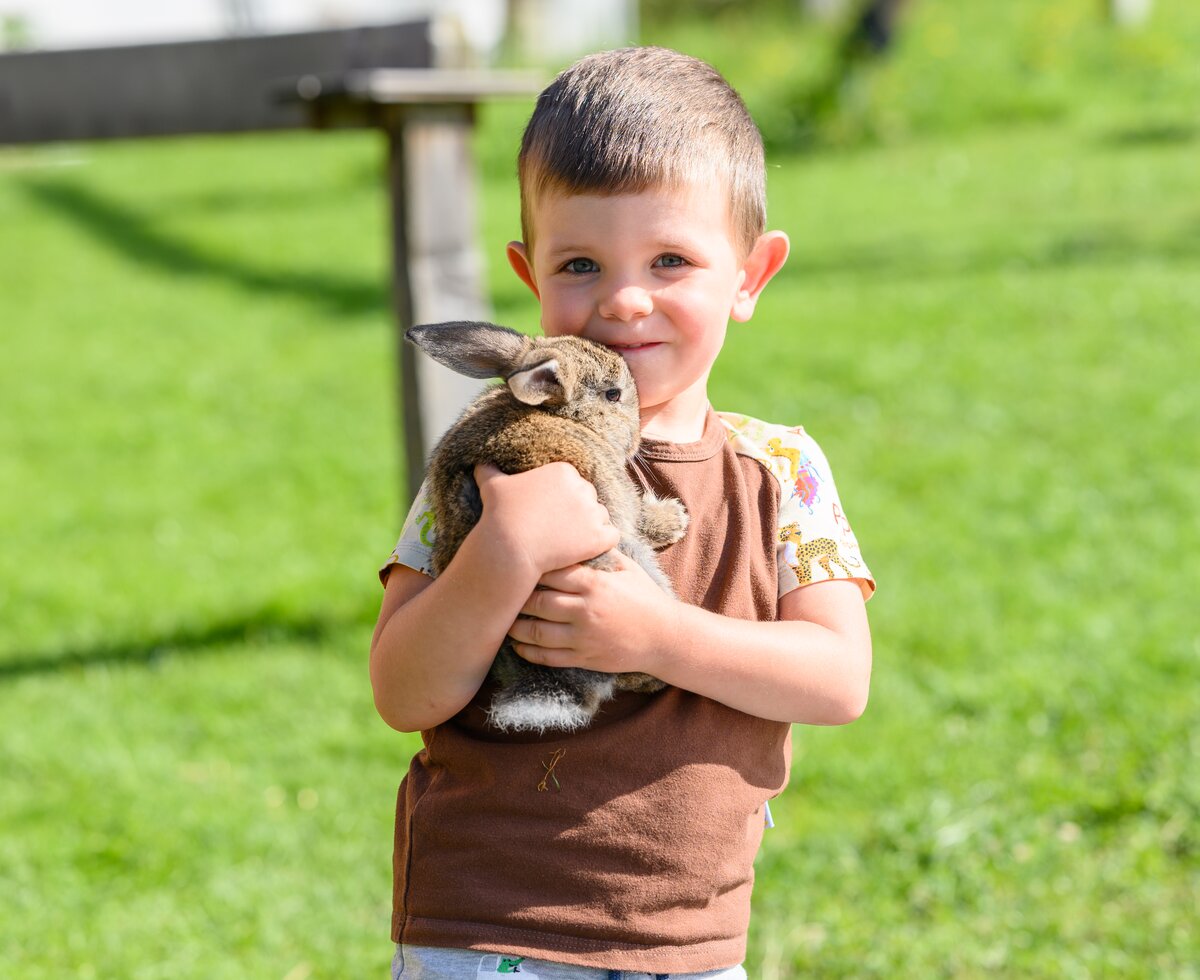 Bub mit Hase | © Urlaub am Bauernhof / Punkt & Komma Bub mit Hase | © Urlaub am Bauernhof / Punkt & Komma