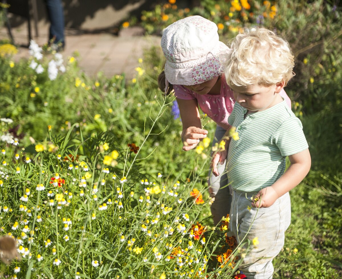 Zwei Kinder bestaunen die Blüten im Garten | © Urlaub am Bauernhof im SalzburgerLand / Hans Huber Zwei Kinder bestaunen die Blüten im Garten | © Urlaub am Bauernhof im SalzburgerLand / Hans Huber