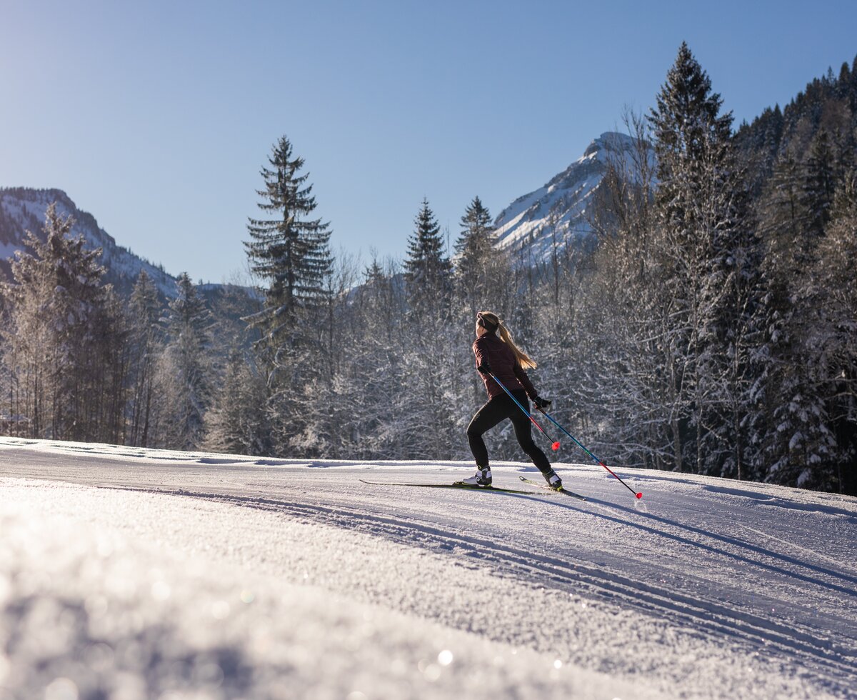 Cross-country skiing in Faistenau | © SLT / Michael Groessinger Woman cross-country skiing on the cross-country ski trail in Faistenau. | © SLT / Michael Groessinger