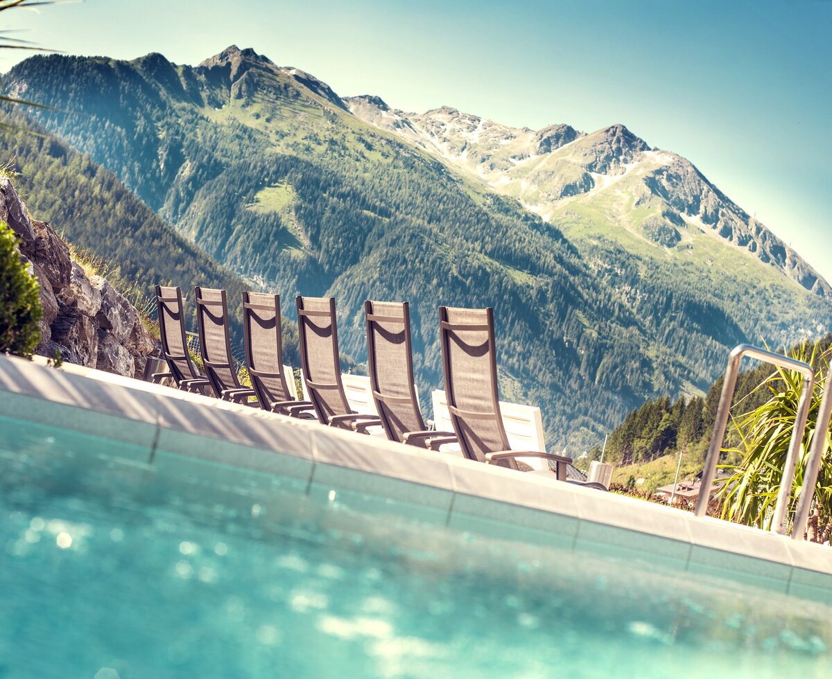 Felsentherme Bad Gastein, Sommer | © Felsentherme Bad Gastein / Max Steinbauer Photography Felsentherme Bad Gastein, Schwimmbad, Berge im Hintergrund, Gasteinertal, Salzburger Land | © Felsentherme Bad Gastein / Max Steinbauer Photography