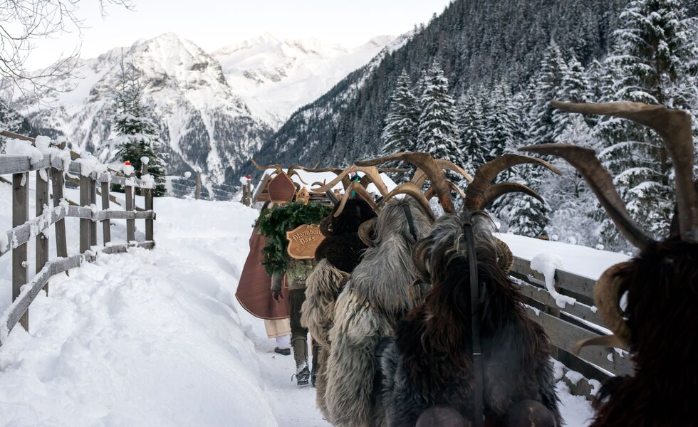 Krampus, Perchten im Schnee mit Nikolaus von hinten, Gasteinertal, Salzburger Land | © Gasteinertal Tourismus GmbH / Marktl Photography