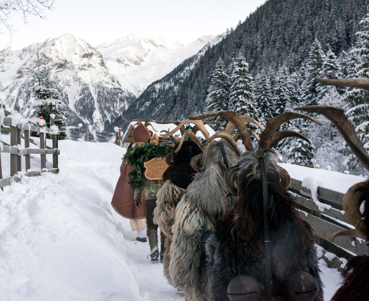 Krampus, Perchten im Gasteinertal, Salzburger Land | © Gasteinertal Tourismus GmbH / Marktl Photography Krampus, Perchten im Schnee mit Nikolaus von hinten, Gasteinertal, Salzburger Land | © Gasteinertal Tourismus GmbH / Marktl Photography