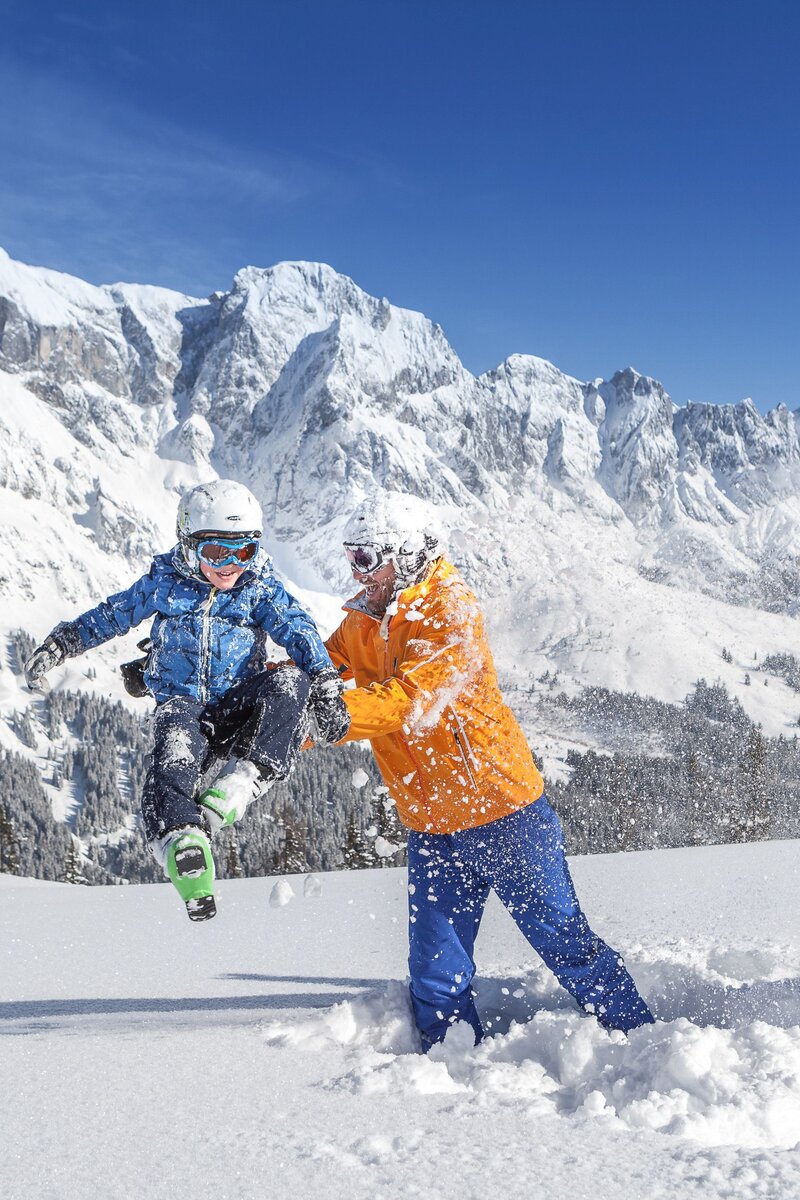 Familien im Winter, Schnee, Skifahren, Hochkönig, Salzburger Land | © Hochkönig Tourismus GmbH